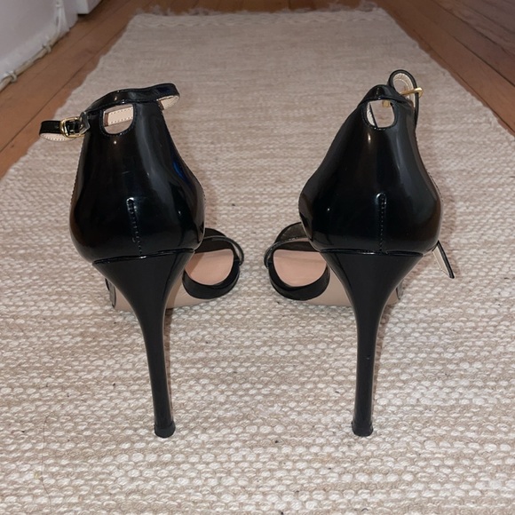 Stuart Weitzman - Picture 4 of 6